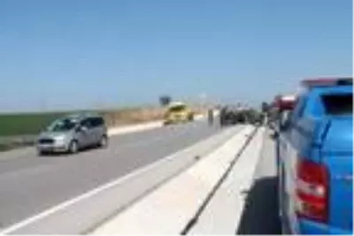 Biga'da 5 aracın karıştığı 2 trafik kazasında 1 kişi öldü, 4 kişi yaralandı Biga'da 5 aracın karıştığı 2 trafik kazasında 1 kişi öldü, 4 kişi yaralandı