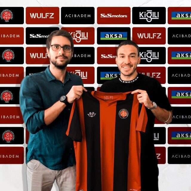 Fenerbahçe'den ayrılan Mevlüt Erdinç, Fatih Karagümrük ile 2 yıllığına anlaştı