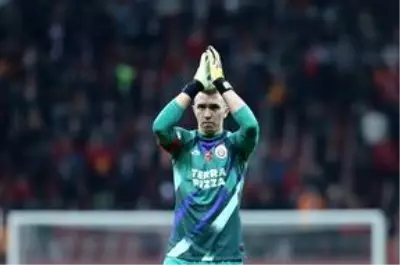 Galatasaray, sakatlığı süren Muslera'nın sözleşmesini ilk yarı boyunca dondurmayı planlıyor Galatasaray, sakatlığı süren Muslera'nın sözleşmesini ilk yarı boyunca dondurmayı planlıyor