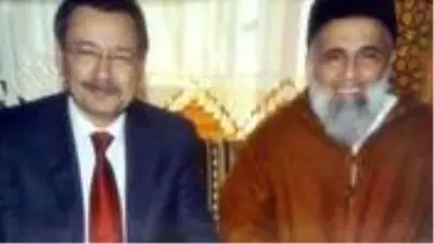 Küçük kıza cinsel istismarda bulunan sözde tarikat lideri ile fotoğrafı ortaya çıkan Gökçek, sosyal medyada gündem oldu Küçük kıza cinsel istismarda bulunan sözde tarikat lideri ile fotoğrafı ortaya çıkan Gökçek, sosyal medyada gündem oldu