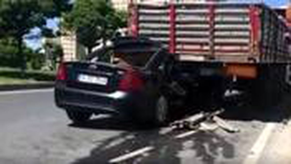 Ölümden kıl payı kurtuldu! Hızla gelen otomobilin tırın altına girdiği anlar kamerada