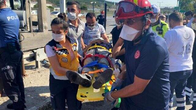 Pendik'te kontrolden çıkan otobüs gişelere çarptı: 24 yaralı