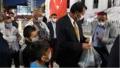 Son dakika haberleri... SİVAS Vali Ayhan, mendil satan çocukları ürünlerini alarak sevindirdi Son dakika haberleri... SİVAS Vali Ayhan, mendil satan çocukları ürünlerini alarak sevindirdi