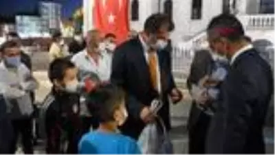 Son dakika haberleri... SİVAS Vali Ayhan, mendil satan çocukları ürünlerini alarak sevindirdi Son dakika haberleri... SİVAS Vali Ayhan, mendil satan çocukları ürünlerini alarak sevindirdi