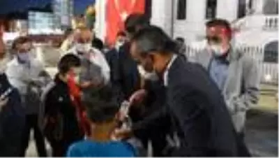 Son dakika haberleri... SİVAS Vali Ayhan, mendil satan çocukları ürünlerini alarak sevindirdi Son dakika haberleri... SİVAS Vali Ayhan, mendil satan çocukları ürünlerini alarak sevindirdi