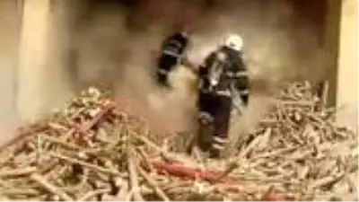Yangına müdahale eden ekipler, patlama ile sarsıldı! Yürekleri ağza getiren anlar kamerada Yangına müdahale eden ekipler, patlama ile sarsıldı! Yürekleri ağza getiren anlar kamerada