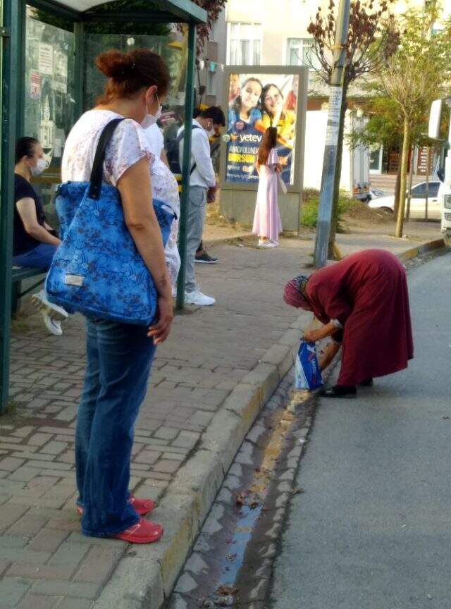 Yaşlı kadının sabah erkenden yaptığı çevre temizliği görenleri hayrete düşürdü