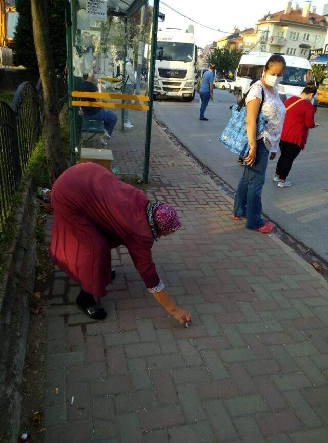 Yaşlı kadının sabah erkenden yaptığı çevre temizliği görenleri hayrete düşürdü