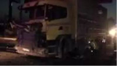Aksaray'da yolcu otobüsü ile kamyon çarpıştı: 4 yaralı
