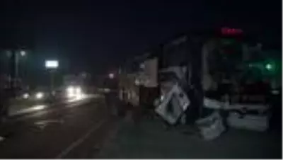 Aksaray'da yolcu otobüsü, kamyonla çarpıştı 4 yaralı