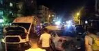 Ambulansın karıştığı zincirleme kazada 3 sağlık çalışanı yaralandı Ambulansın karıştığı zincirleme kazada 3 sağlık çalışanı yaralandı