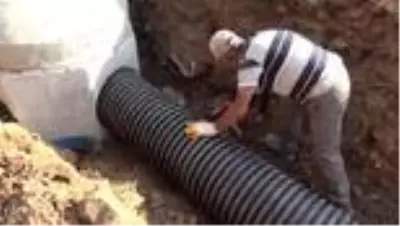Atık su kanalı kazısında insan kemiği ve eski askeri mühimmat bulundu Atık su kanalı kazısında insan kemiği ve eski askeri mühimmat bulundu