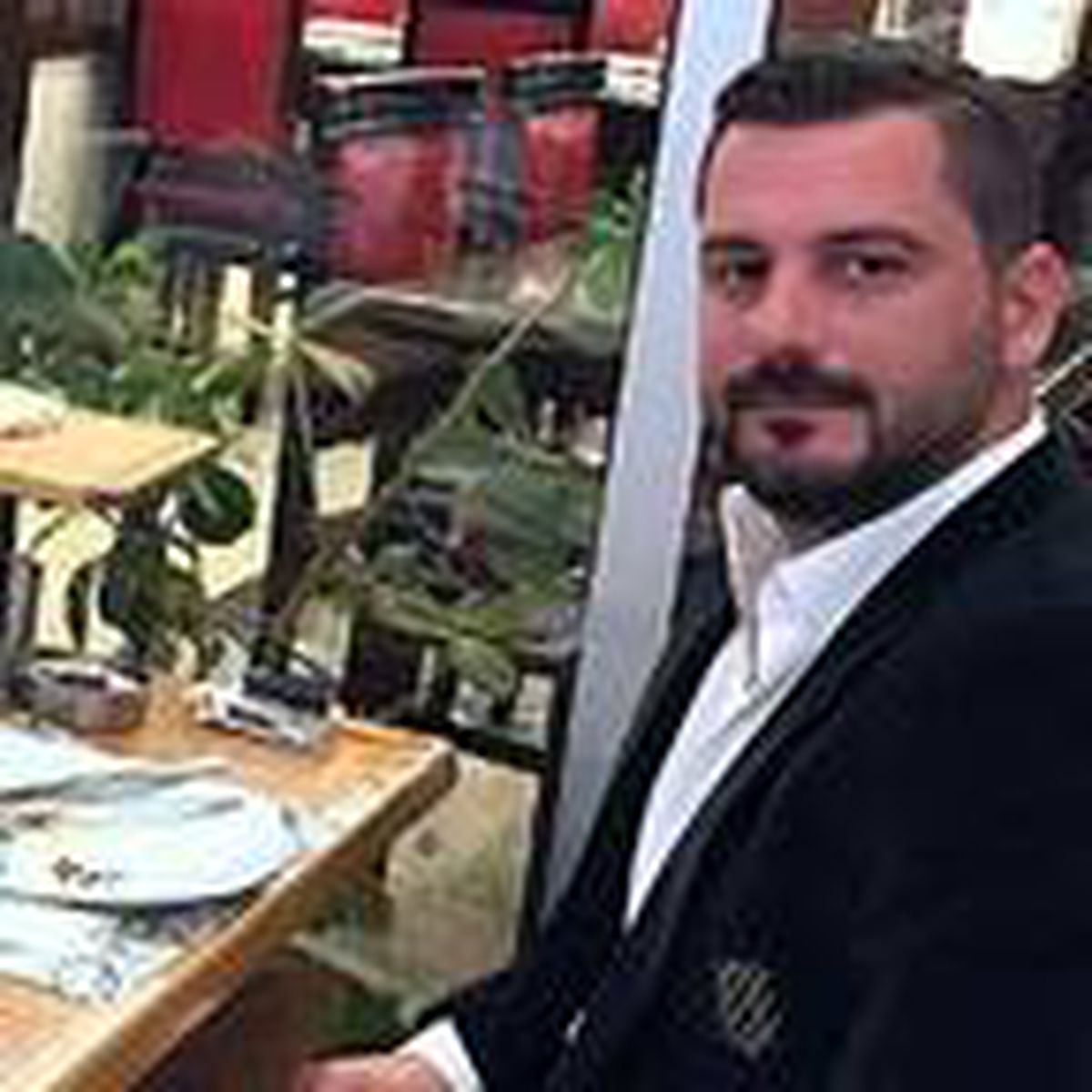 Evinde ölü bulunan ünlü restoran sahibinin oğlunun bileklerinde de kesik varmış