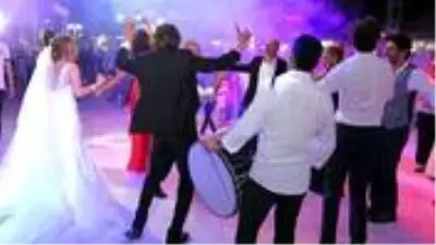 Bu kadarına da pes! Koronavirüs tedavisi gören 80 yaşındaki kadın, 72 saatte 5 düğüne gitmiş Bu kadarına da pes! Koronavirüs tedavisi gören 80 yaşındaki kadın, 72 saatte 5 düğüne gitmiş