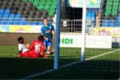 Çaykur Rizespor, Trabzonspor'a 4-3 mağlup oldu