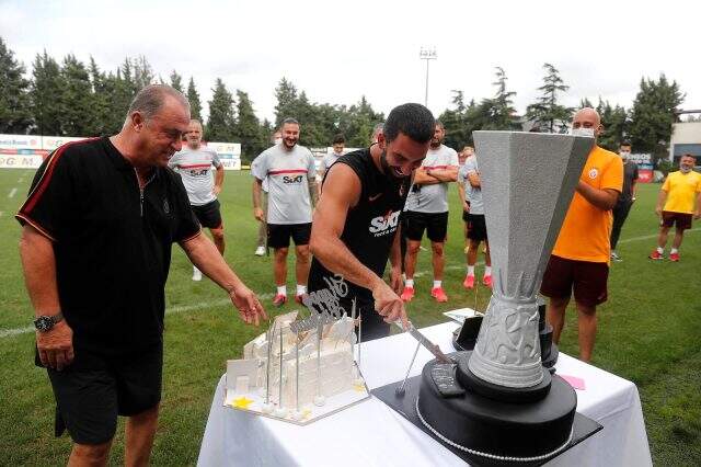 Fatih Terim'in doğum gününde Selçuk İnan'ın teknik heyetteki görüntüsü dikkat çekti