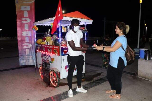 Gambiyalı amatör futbolcu Yahya Jarju, takımından ayrılıp bici bici satarak geçimini sağlıyor