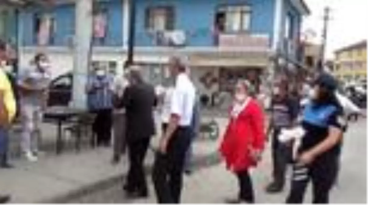 Jandarma komutanı ve emniyet müdürü maske dağıttı, çocuklar maske kapmak için yarıştı