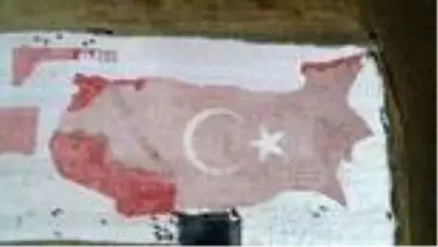 Kurutmalık domateslerle dev Elazığ haritası üzerine ay yıldız figürü yaptılar Kurutmalık domateslerle dev Elazığ haritası üzerine ay yıldız figürü yaptılar