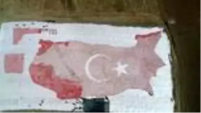 Kurutmalık domateslerle dev Elazığ haritası üzerine ay yıldız figürü yaptılar Kurutmalık domateslerle dev Elazığ haritası üzerine ay yıldız figürü yaptılar