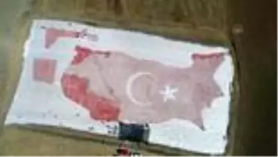 Kurutmalık domateslerle dev Elazığ haritası üzerine ay yıldız figürü yaptılar Kurutmalık domateslerle dev Elazığ haritası üzerine ay yıldız figürü yaptılar