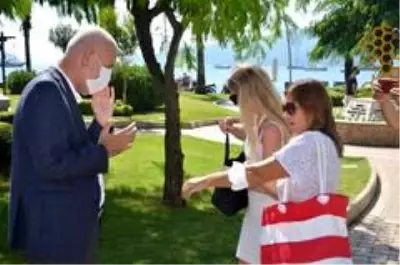 Marmaris Kaymakamı Ertuğ Şevket Aksoy maske denetimi yaptı Marmaris Kaymakamı Ertuğ Şevket Aksoy maske denetimi yaptı