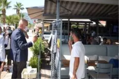 Marmaris Kaymakamı Ertuğ Şevket Aksoy maske denetimi yaptı Marmaris Kaymakamı Ertuğ Şevket Aksoy maske denetimi yaptı