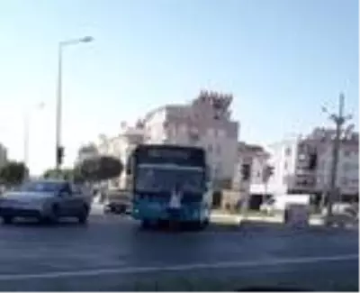 Maskesiz yolcudan tehlikeli, bir o kadar da güldüren eylem Maskesiz yolcudan tehlikeli, bir o kadar da güldüren eylem