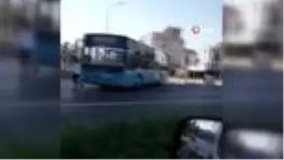Maskesiz diye otobüse alınmayınca, sileceklere tutunarak yolculuk yaptı Maskesiz diye otobüse alınmayınca, sileceklere tutunarak yolculuk yaptı