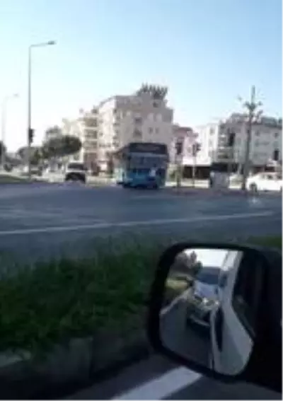 Maskesiz yolcudan tehlikeli, bir o kadar da güldüren eylem Maskesiz yolcudan tehlikeli, bir o kadar da güldüren eylem