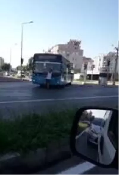 Maskesiz yolcudan tehlikeli, bir o kadar da güldüren eylem Maskesiz yolcudan tehlikeli, bir o kadar da güldüren eylem