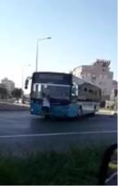 Maskesiz yolcudan tehlikeli, bir o kadar da güldüren eylem Maskesiz yolcudan tehlikeli, bir o kadar da güldüren eylem