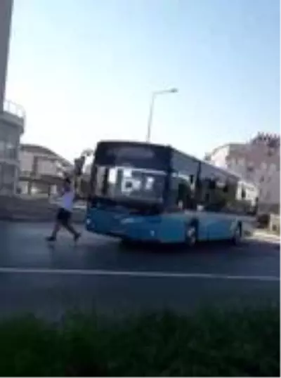 Maskesiz yolcudan tehlikeli, bir o kadar da güldüren eylem Maskesiz yolcudan tehlikeli, bir o kadar da güldüren eylem