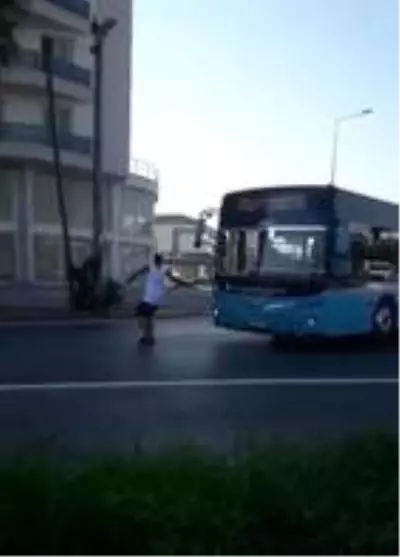 Maskesiz yolcudan tehlikeli, bir o kadar da güldüren eylem Maskesiz yolcudan tehlikeli, bir o kadar da güldüren eylem