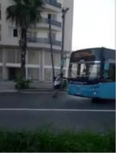 Maskesiz yolcudan tehlikeli, bir o kadar da güldüren eylem Maskesiz yolcudan tehlikeli, bir o kadar da güldüren eylem