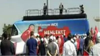 Kılıçdaroğlu'nun 'CHP'yi bölemez' dediği İnce, 'Memleket Hareketi'nin ilk durağında bir avuç kalabalığa seslendi Kılıçdaroğlu'nun 'CHP'yi bölemez' dediği İnce, 'Memleket Hareketi'nin ilk durağında bir avuç kalabalığa seslendi