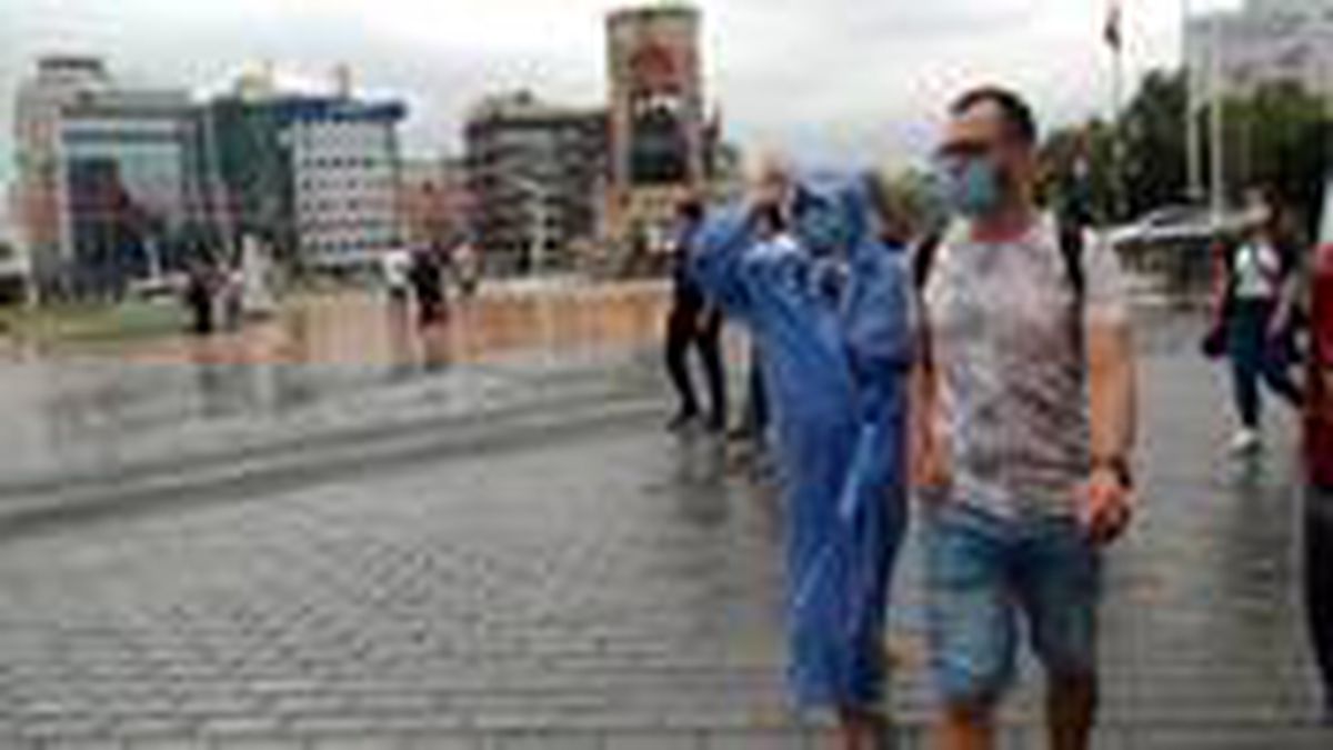 Taksim'de vatandaşlar yağmura hazırlıksız yakalandı
