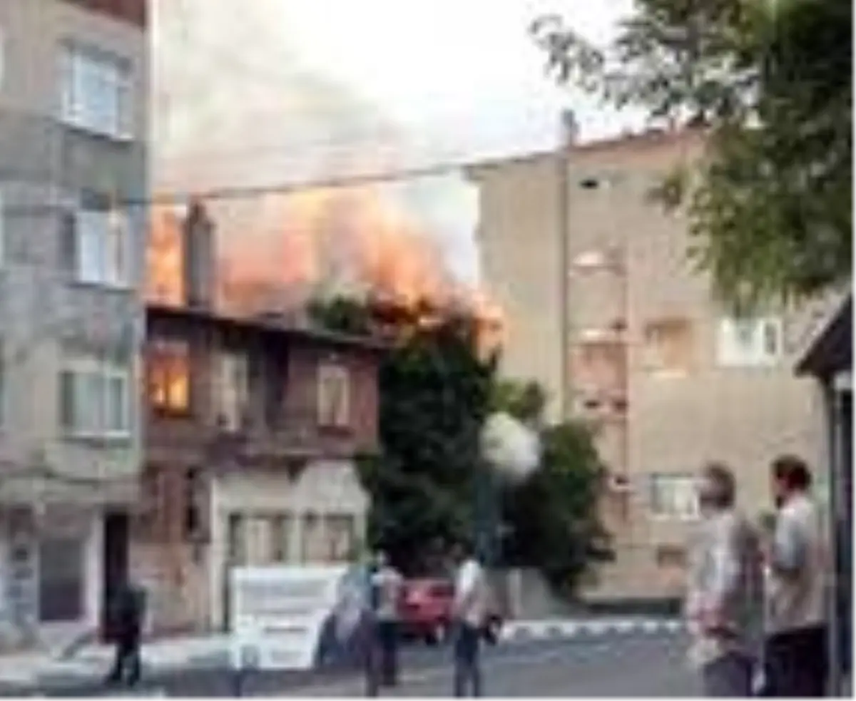 Son dakika haberi | Tekirdağ'da ahşap bina, alev alev yandı