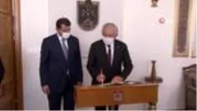 Vali Ayhan'dan Adan'a çift başlı kartal Vali Ayhan'dan Adan'a çift başlı kartal