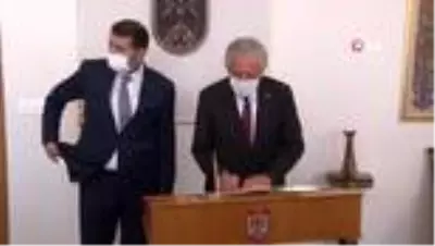 Vali Ayhan'dan Adan'a çift başlı kartal Vali Ayhan'dan Adan'a çift başlı kartal