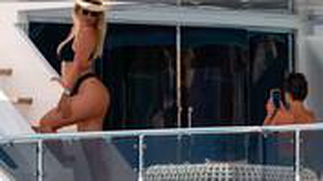 Wanda Nara bikinili fotoğraflarını oğluna çektirdi, sosyal medyada yine gündem oldu