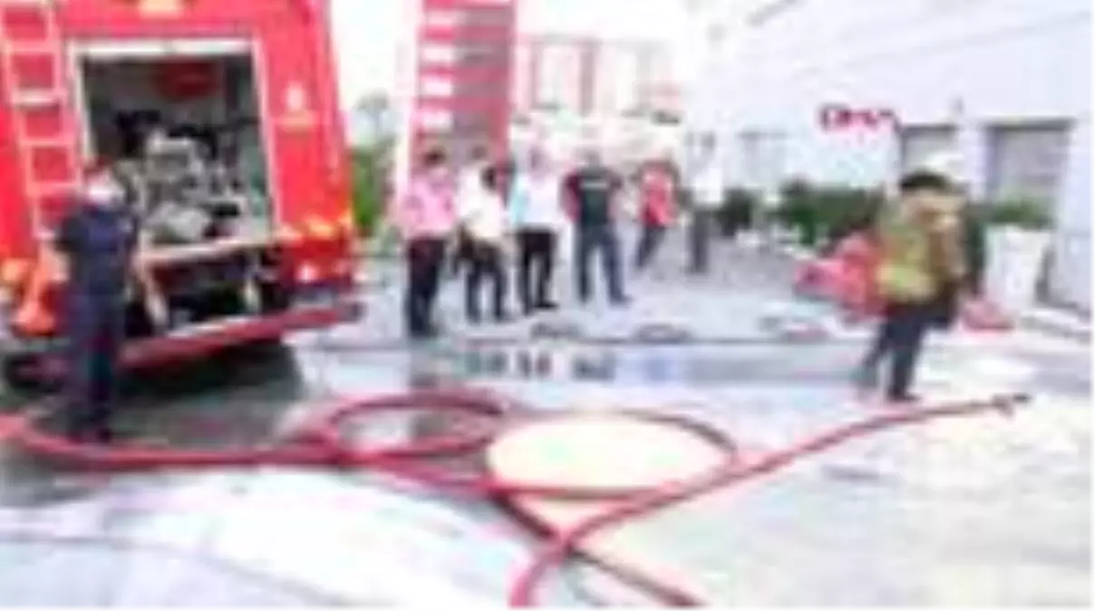 ATAŞEHİR'DE AKARYAKIT İSTASYONUNDA YANAN MİDİBÜS PANİĞE NEDEN OLDU