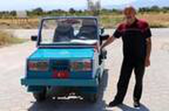 Bıçak ustasının çapa makinesinin motoruyla yaptığı üstü açık otomobili görenler hayran kalıyor