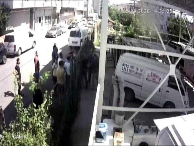 Eşiyle kavgasını ayıran işçilerin çalıştığı fabrikayı, akrabalarıyla bastı