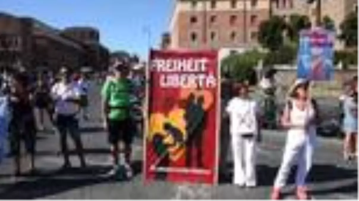 İtalya'da Kovid-19 önlemleri protesto edildi