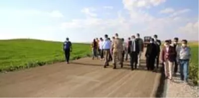 Kars'ta köy yolları asfaltla kaplanıyor Kars'ta köy yolları asfaltla kaplanıyor