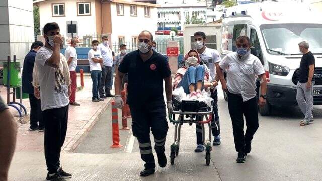 Kaza yapan oğlunun yanına giderken aracıyla takla attı
