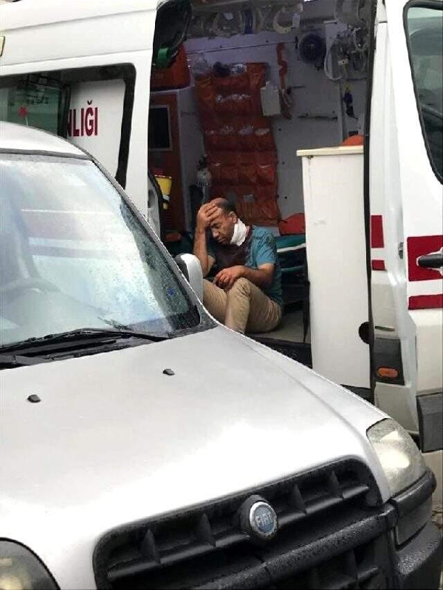 Müezzin, kendisini boynundan bıçaklayan eşini boğarak öldürdü Müezzin, kendisini boynundan bıçaklayan eşini boğarak öldürdü