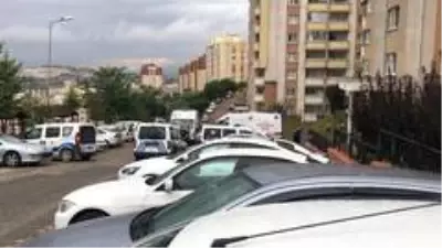 Müezzin, kendisini boynundan bıçaklayan eşini boğarak öldürdü Müezzin, kendisini boynundan bıçaklayan eşini boğarak öldürdü