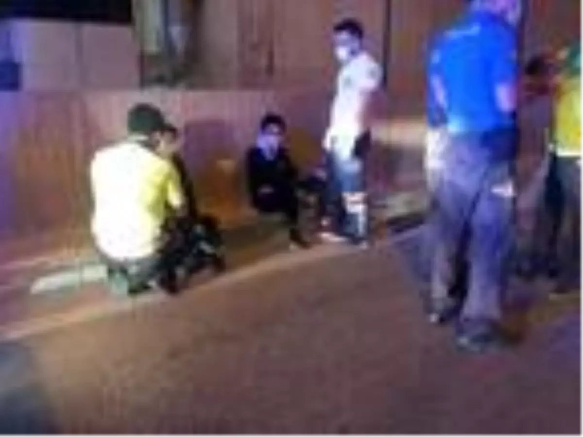 Otomobil, önündeki minibüse çarptı: 6 yaralı